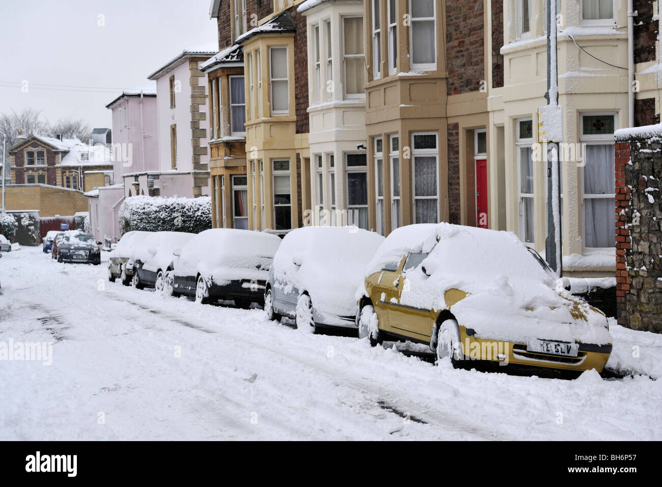 Schneebedeckte geparkte Autos in Wohnstraße, Bristol, UK Stockfoto