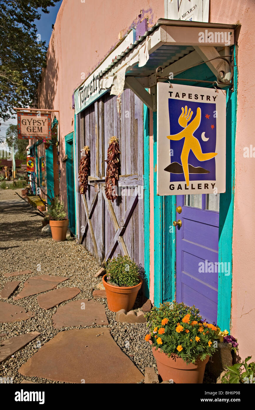 Geschäfte in der Altstadt von Madrid, New Mexico, entlang der Türkis Trail Scenic Byway Stockfoto
