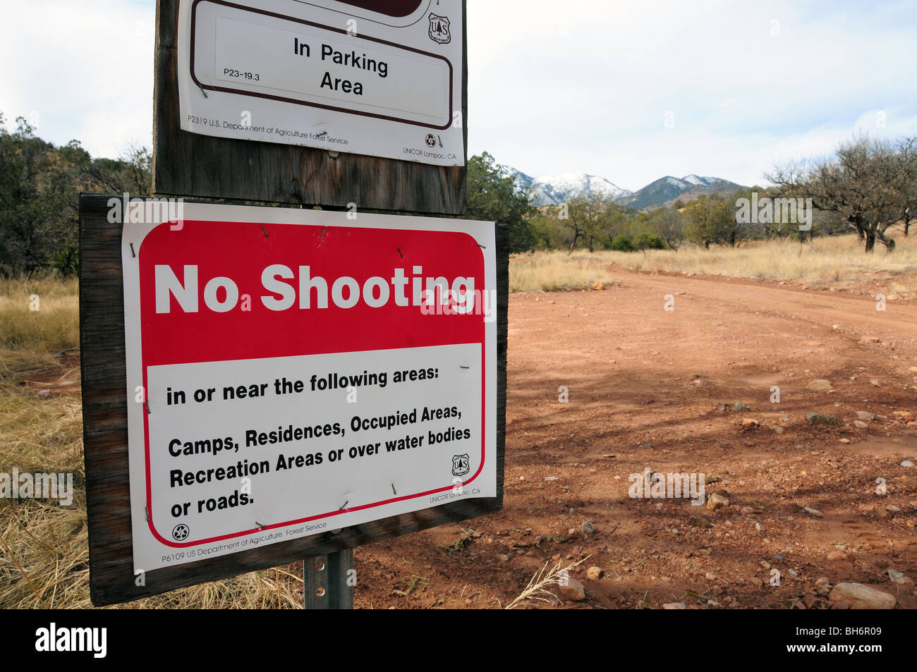 Ein "No-schießen" Zeichen auf dem Arizona-Trail im Santa Rita Mountains der Coronado National Forest, Arizona, USA. Stockfoto Ein "No-schießen" Zeichen auf dem Arizona-Trail im Santa Rita Mountains der Coronado National Forest, Arizona, USA. Stockfoto