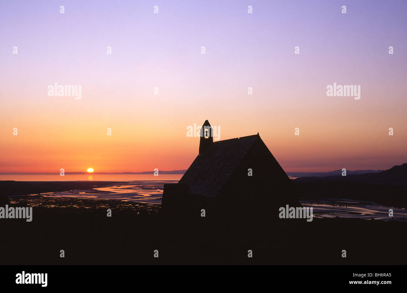 Llandecwyn Kirche und Dwyryd Mündung bei Sonnenuntergang in der Nähe von Talsarnau Gwynedd North Wales UK Stockfoto