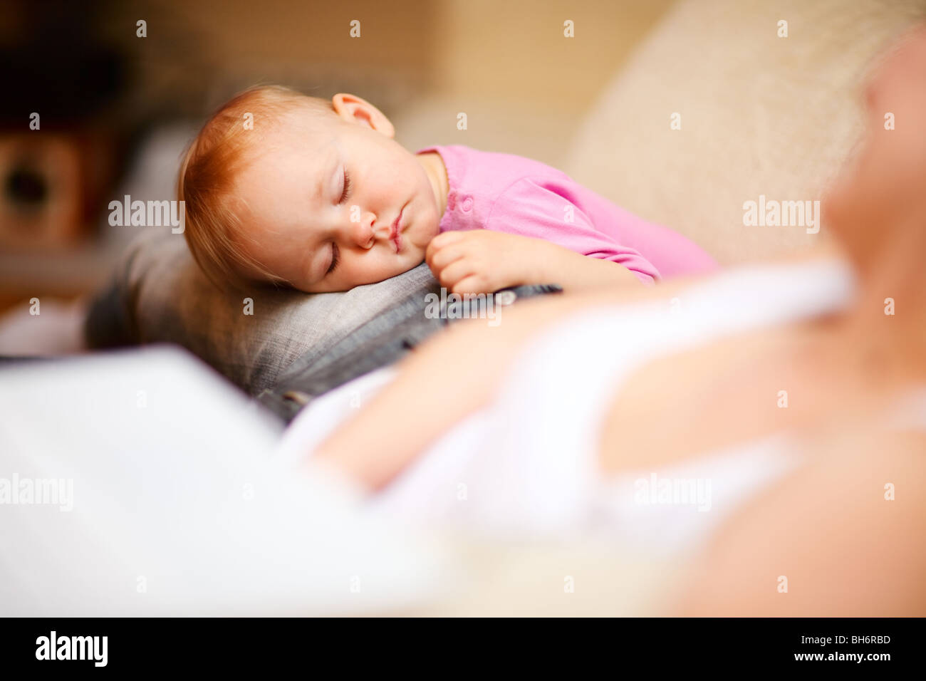 Porträt von entzückenden 15 Monate alten Babymädchen in Freizeitkleidung schlafen Stockfoto