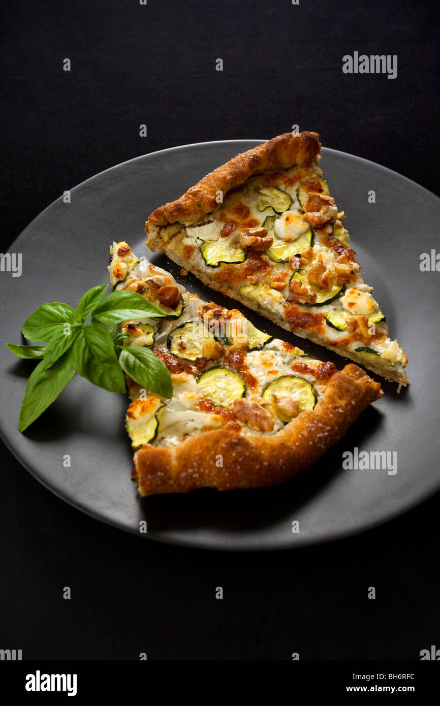 Zucchini-Walnuss-Ziegen-Käse-pizza Stockfoto