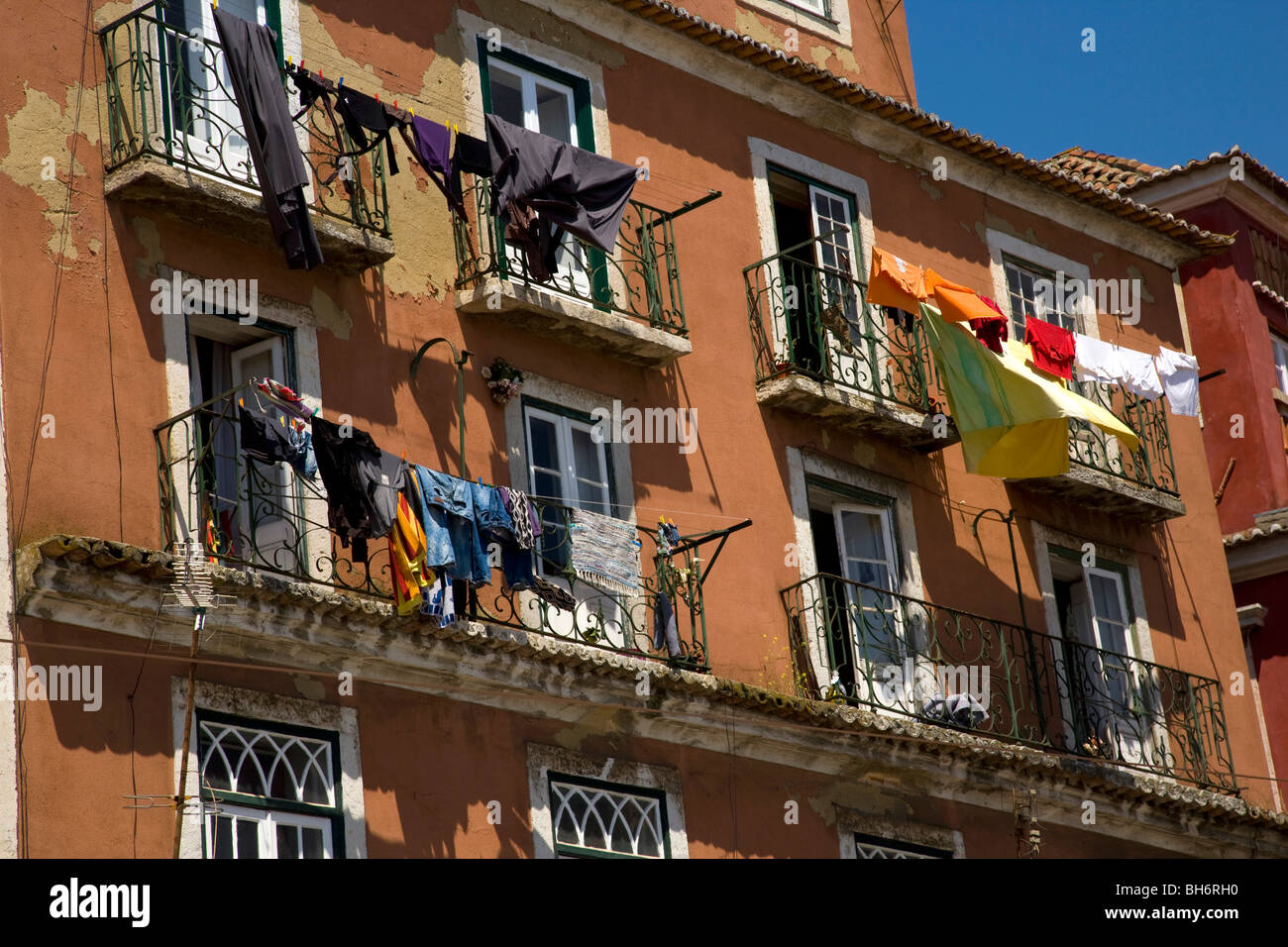 Wäsche aufhängen in schönen alten Häusern im Labyrinth der engen Gassen der Alfama Viertel von Lissabon, Portugal Stockfoto