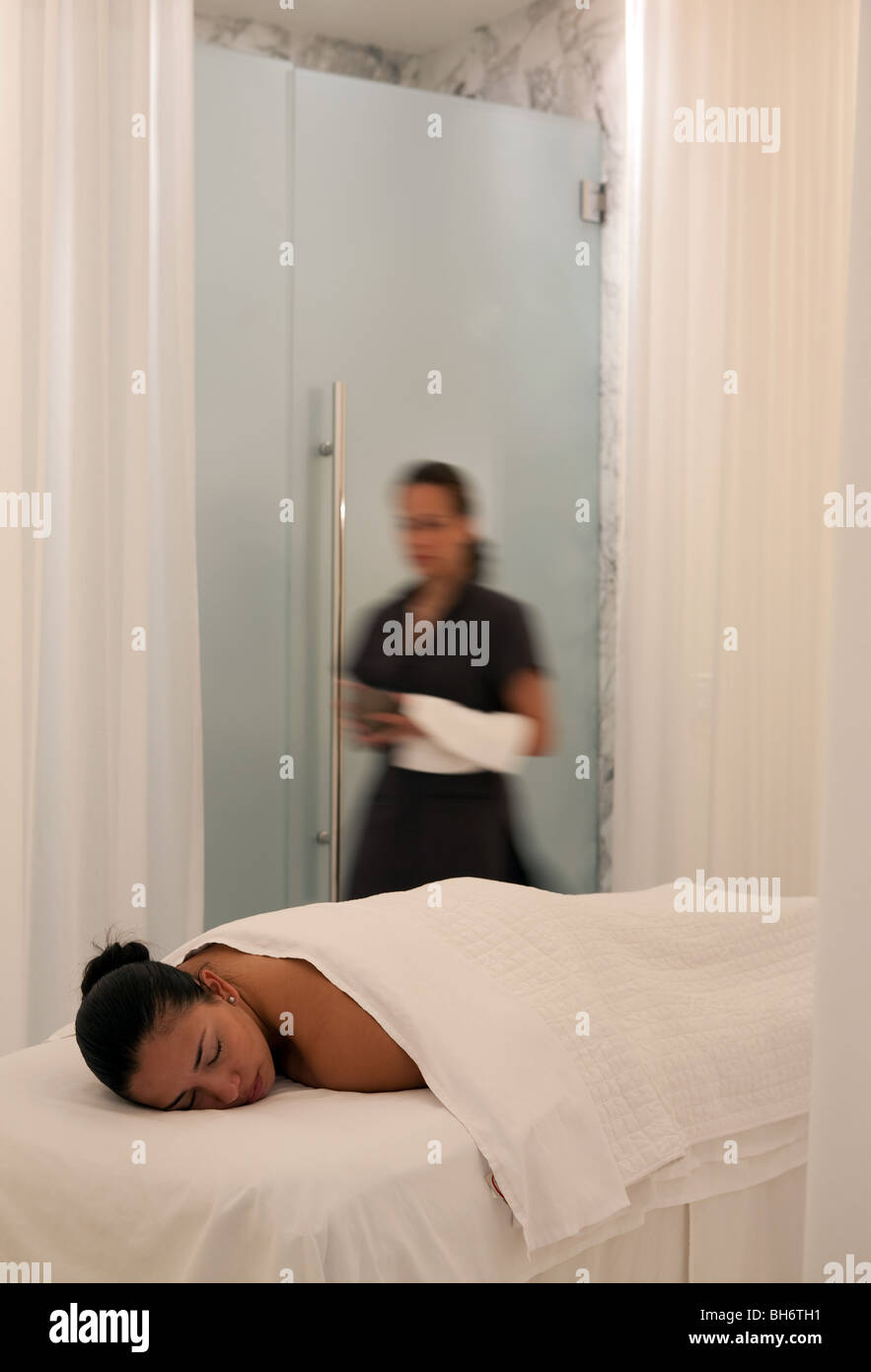 Gast erwartet eine Massage im Spa Vizekönig, Miami, Florida. Stockfoto