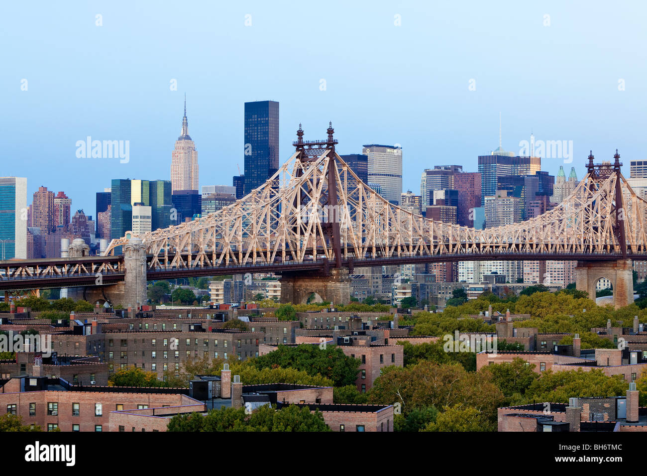 USA, New York City, Manhattan, Blick auf Midtown Manhattan und die Queensboro Bridge Stockfoto