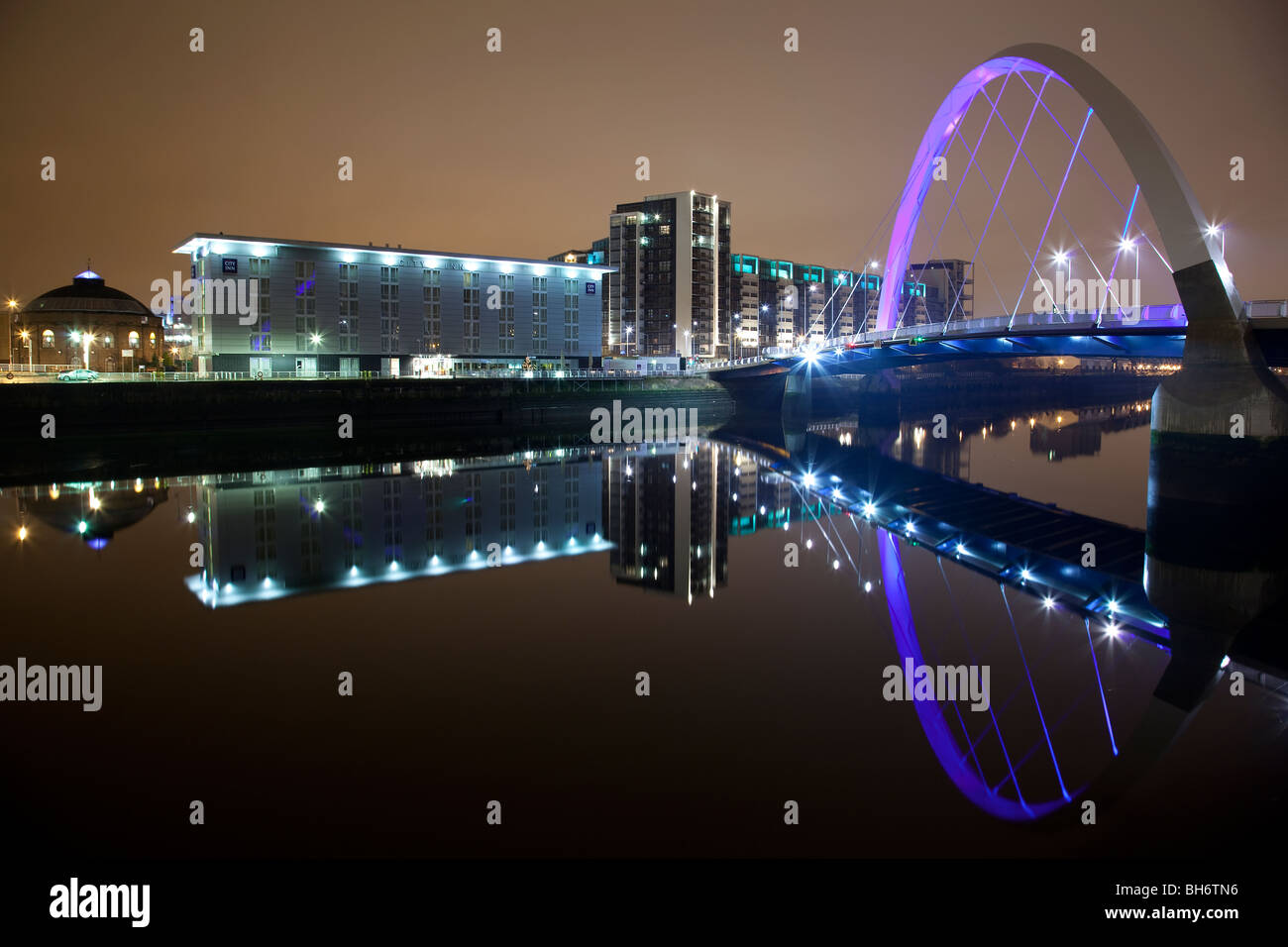 Eine lange Belichtung der berühmten Squinty-Brücke in Glasgow, Schottland. Stockfoto