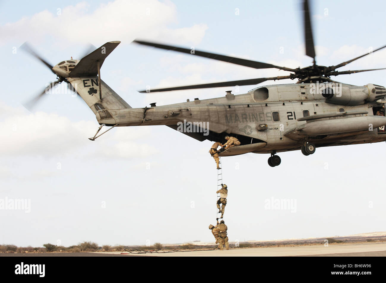 Luftwaffe Pararescuemen führen eine Bekämpfung einsetzen und Extraktion Übung in Dschibuti, Afrika. Stockfoto