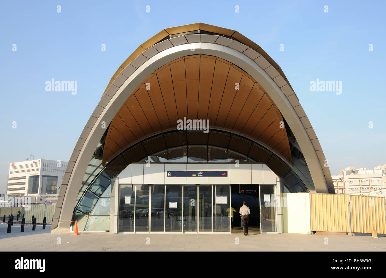 Eingang zur Metro-Station in Dubai, Vereinigte Arabische Emirate Stockfoto