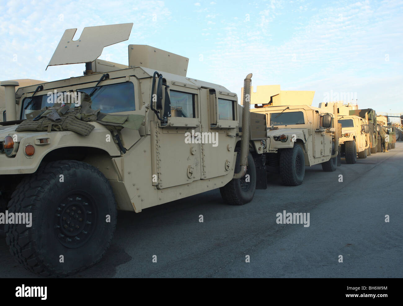 Humvees sitzen auf dem Pier in Morehead City, North Carolina, warten auf Einsatz. Stockfoto