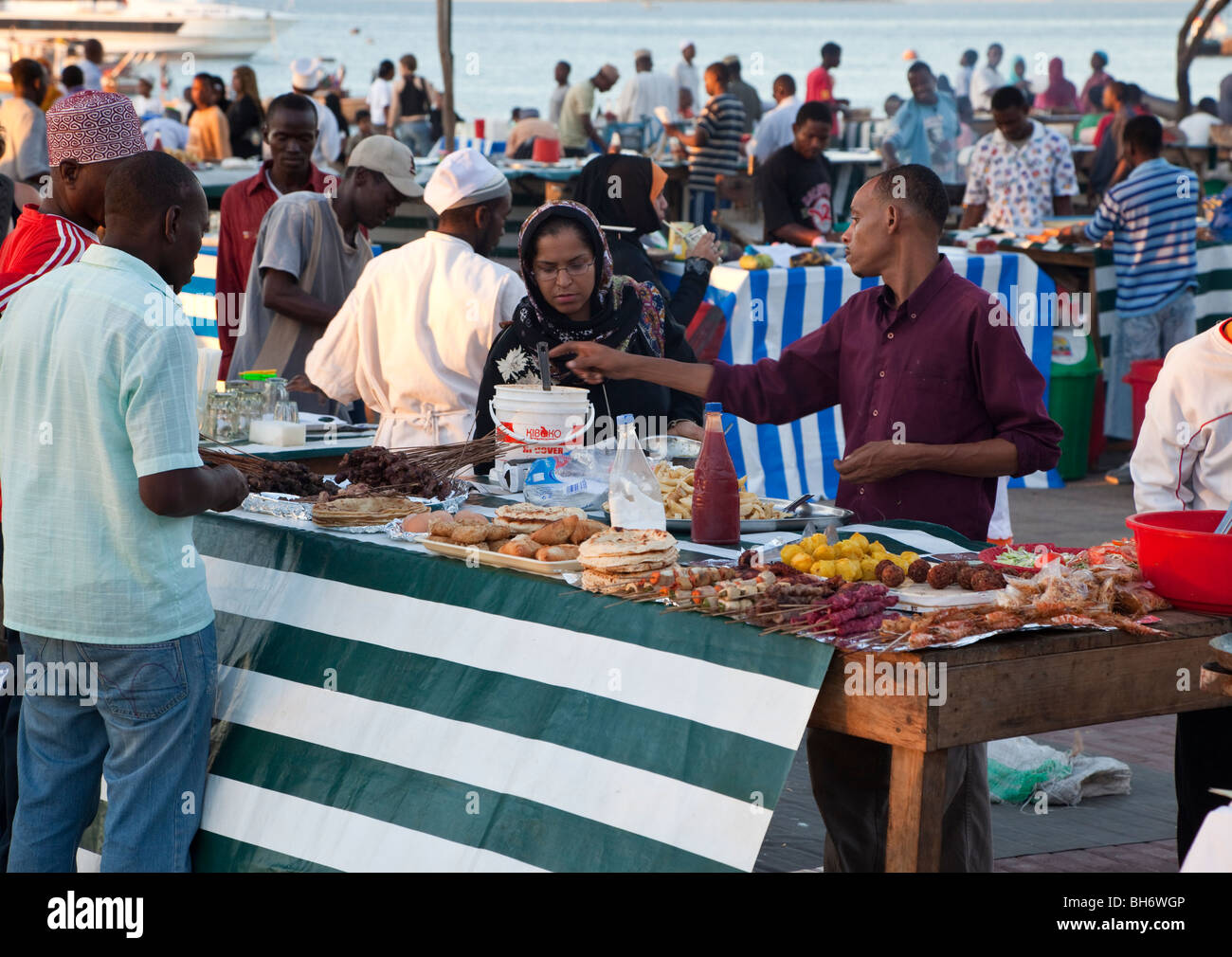 Stone Town, Sansibar, Tansania. Forodhani Gärten, Imbissstände. Stockfoto