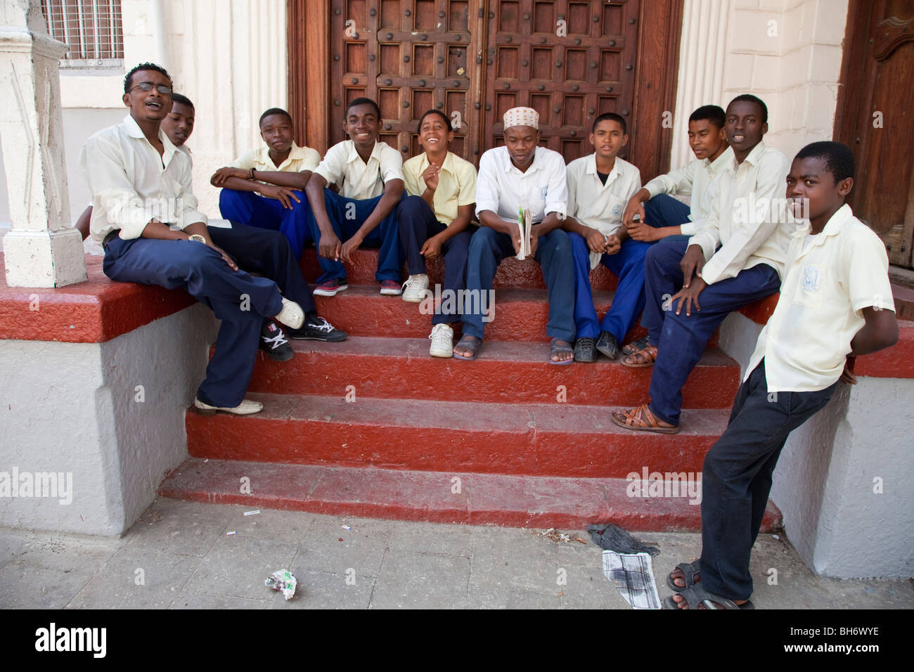 Stone Town, Sansibar, Tansania. Mittelschule jungen auf eine Pause. Arabischen, afrikanischen und indischen Volksgruppen.  Lehrer auf ganz links. Stockfoto