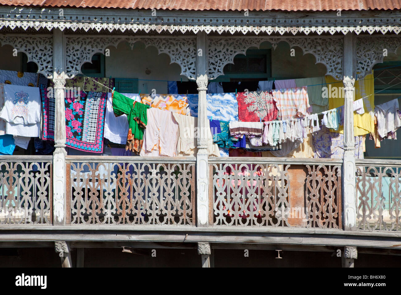 Stone Town, Sansibar, Tansania. Indisch-Stil Balkongeländer, Wäsche trocknen. Stockfoto