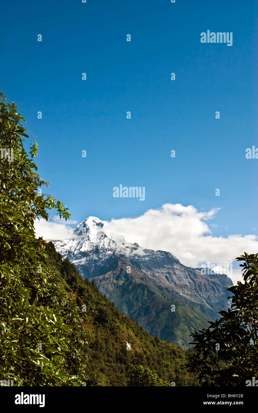 Berge Schneelandschaften unter blauem Himmel und weißen Wolken des Himalaya NepalLandscapes Stockfoto
