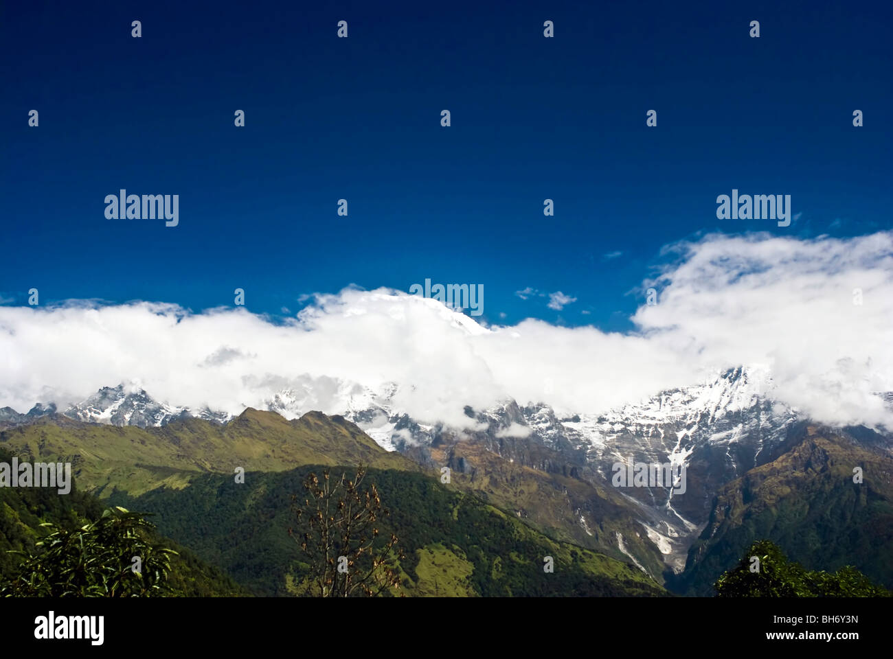 Berge Schneelandschaften unter blauem Himmel und weißen Wolken Himalaya Nepals Stockfoto