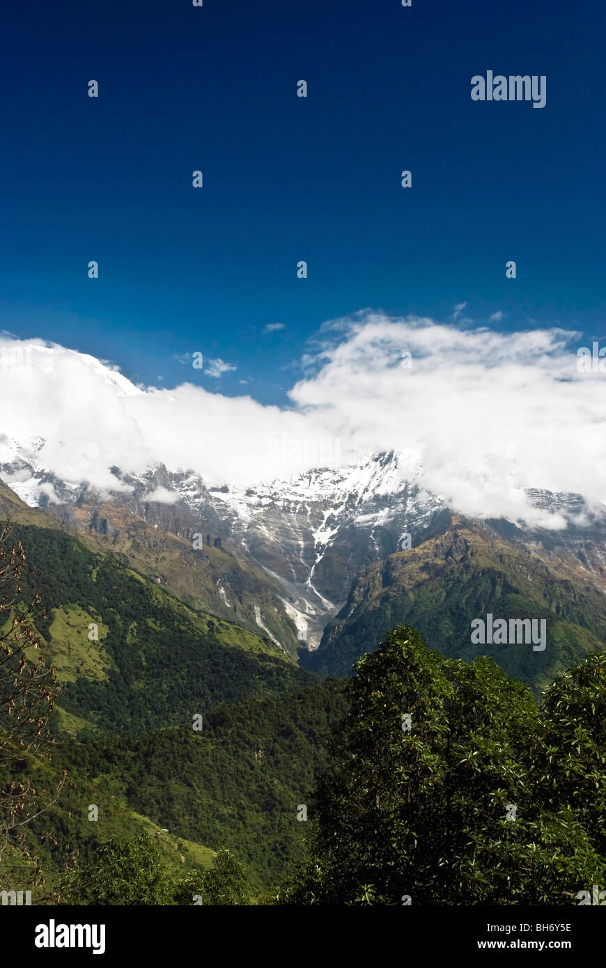 Berge Schneelandschaften unter blauem Himmel und weißen Wolken Himalaya Nepals Stockfoto