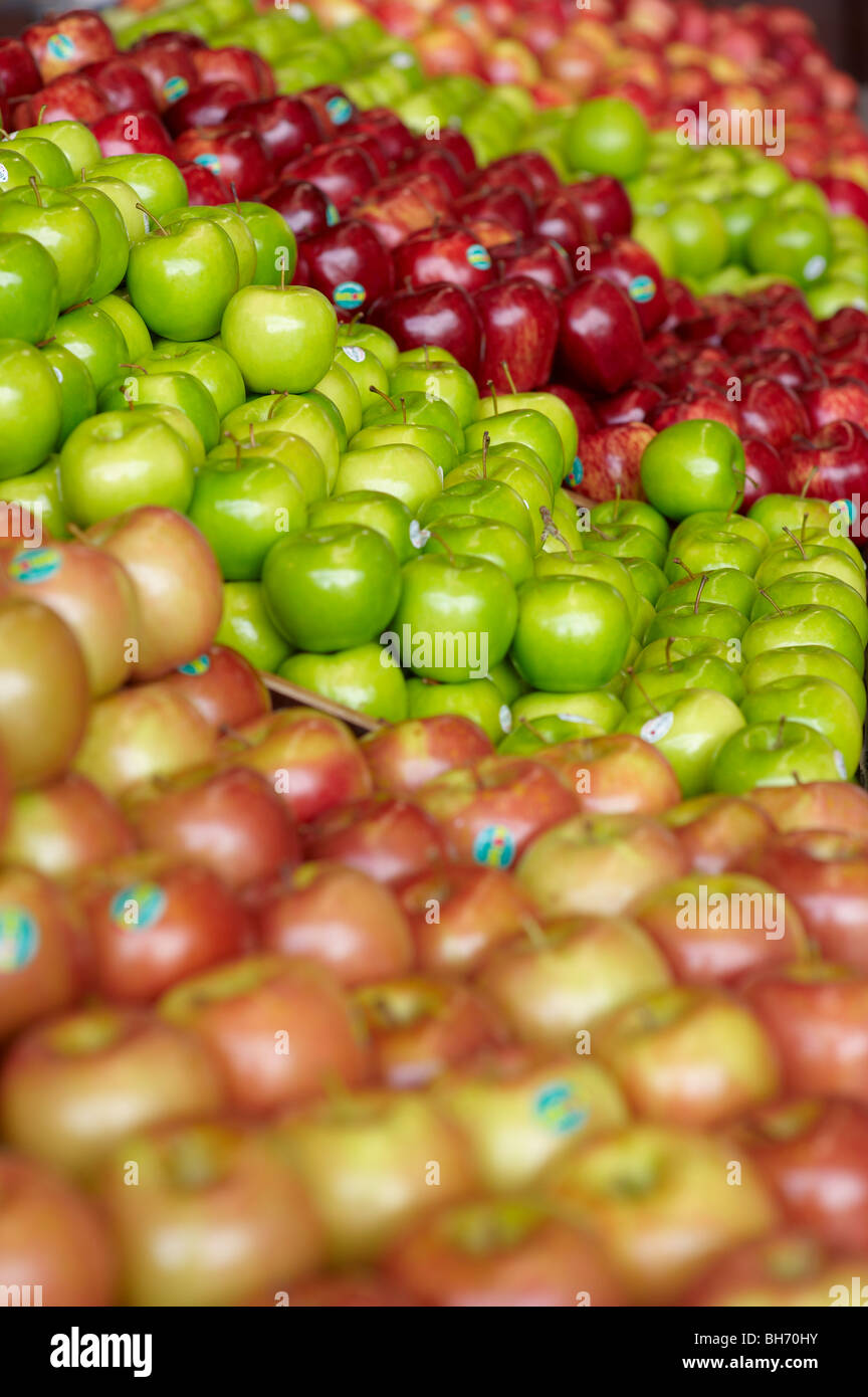 Äpfel am Obstmarkt Stockfoto