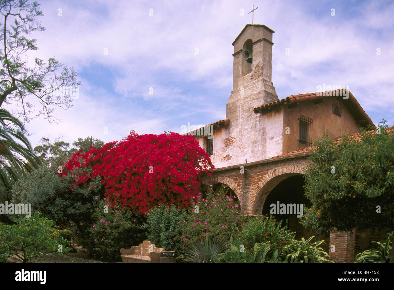Mission San Juan Capistrano, Kalifornien, USA - rote Bougainvillea blühen, Frühling Stockfoto