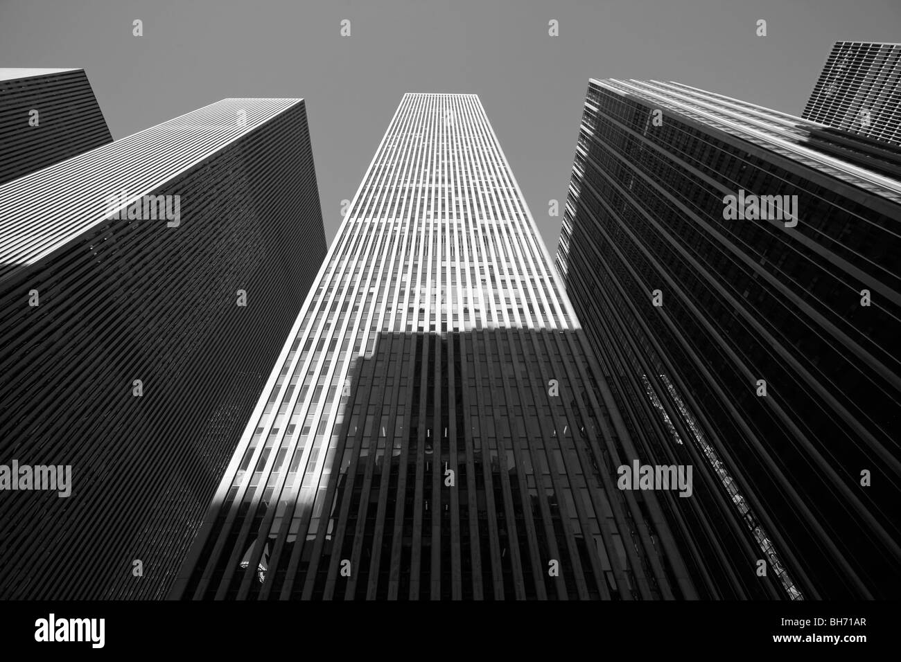 USA, New York City, Manhattan, niedrigen Winkel Blick auf Hochhäuser entlang der Sixth Avenue Stockfoto