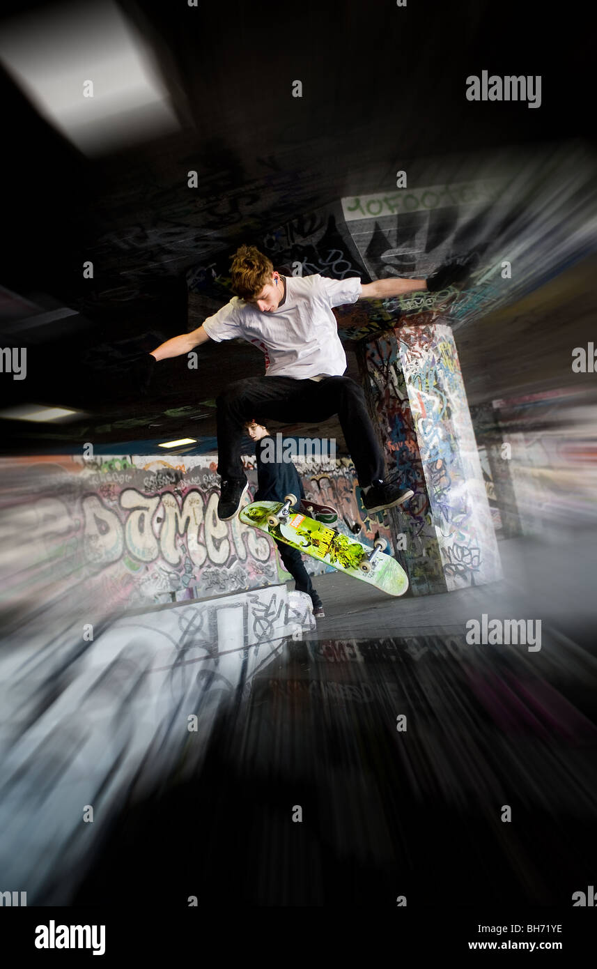 Skateboarding auf der South Bank in London. Foto von Gordon Scammell Stockfoto