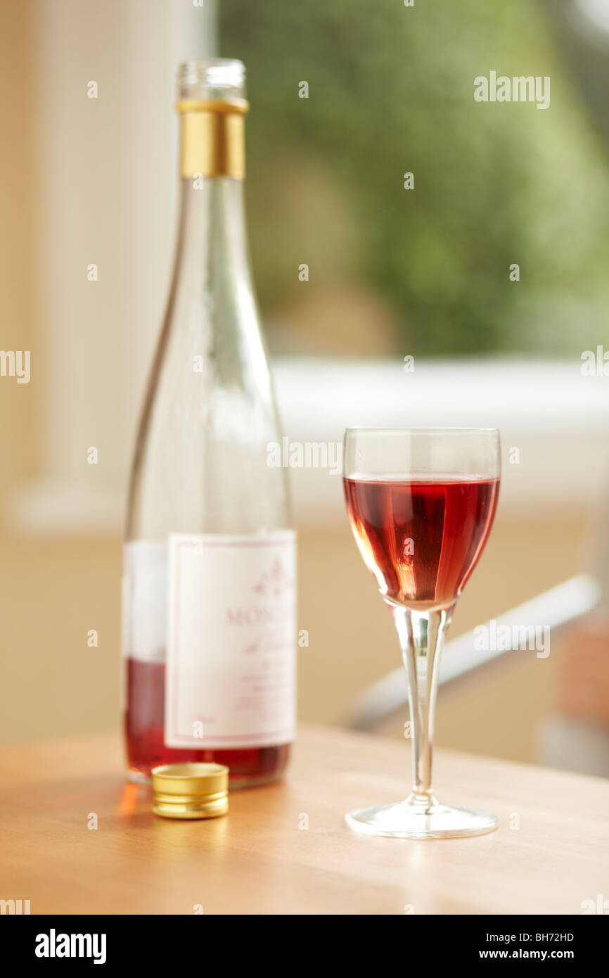 Nahaufnahme von einer Flasche Wein und Glas Stockfoto