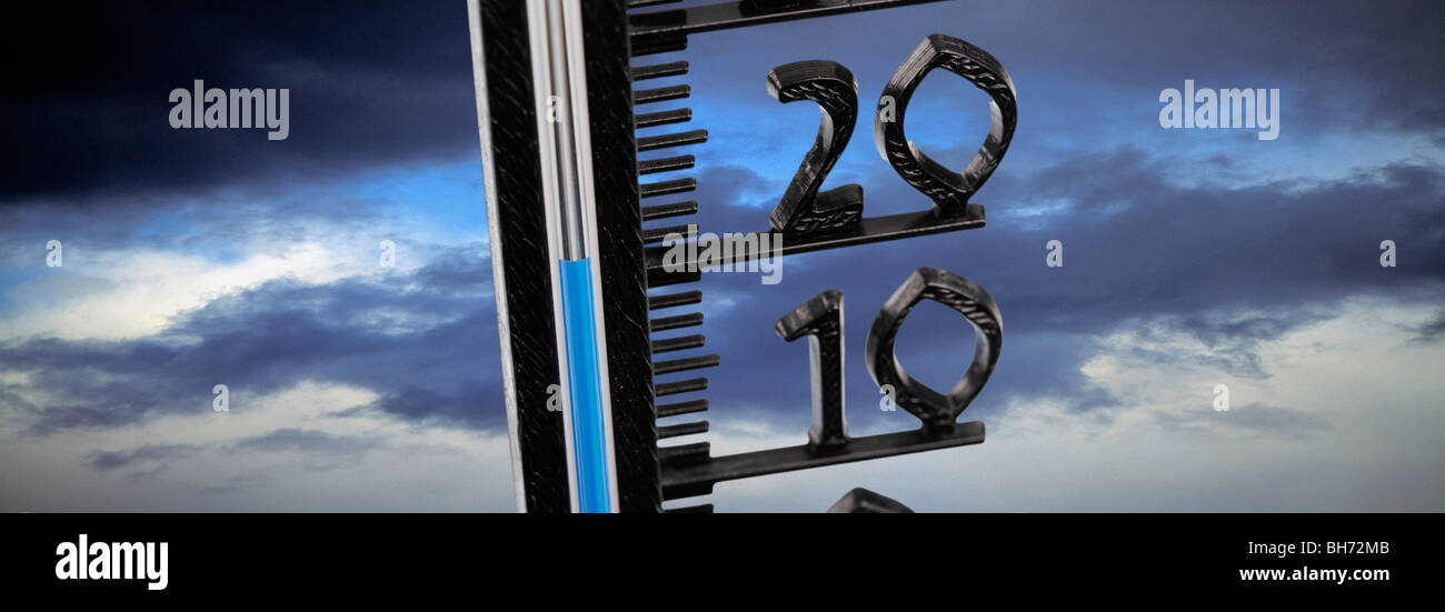 digitale Verbesserung - Wolken und celsius-Thermometer - Symbolik für Treibhauseffekt Stockfoto