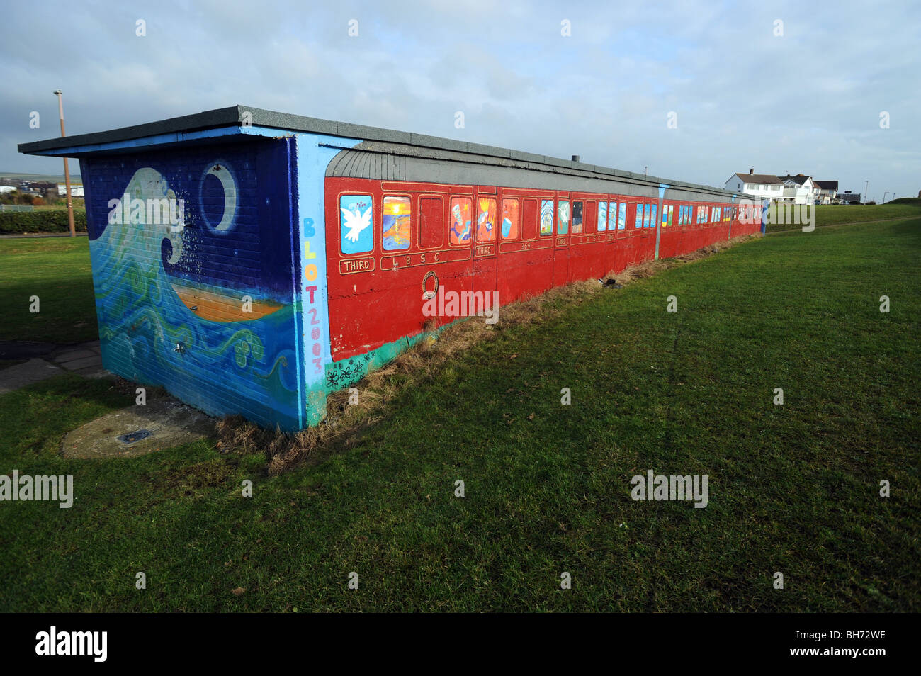 Sanitärgebäude, die von der örtlichen Gemeinde in Shoreham als einen Zug Wagen dekoriert Stockfoto