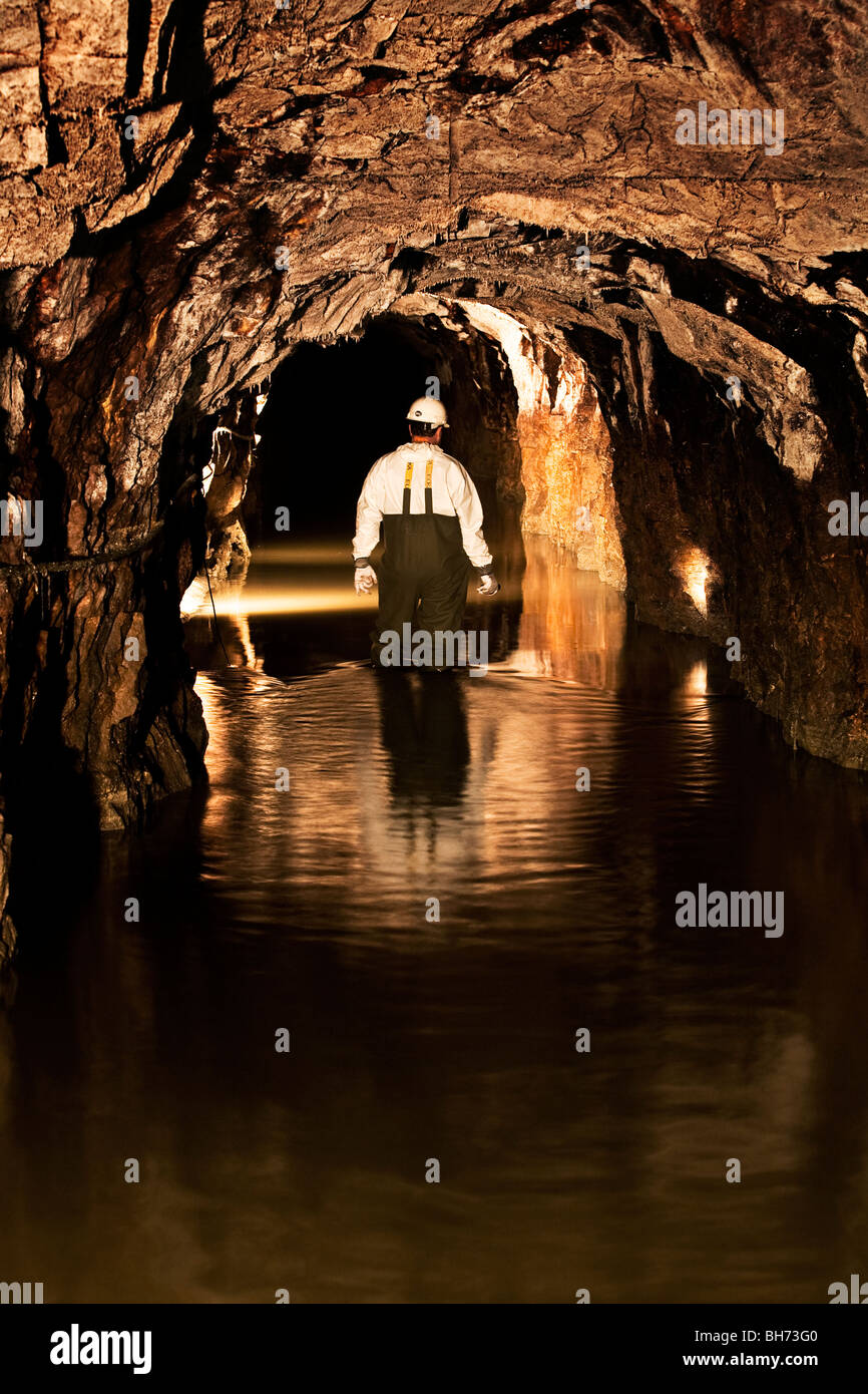 Inspektion des Abwasser-Tunnels. Stockfoto