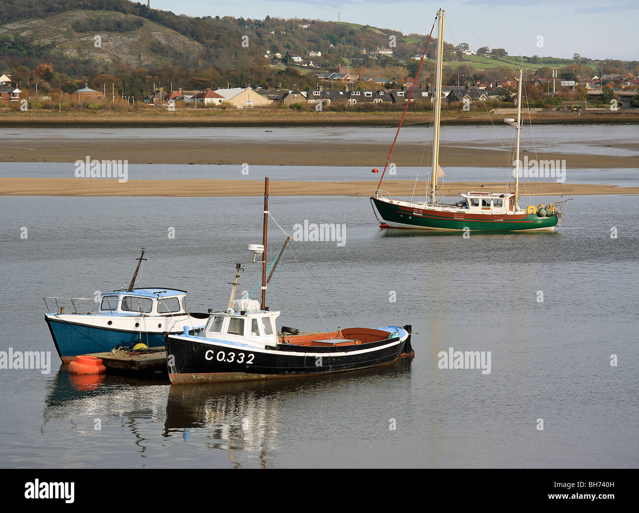 Boote an Liegeplätzen am Fluss Conwy Mündung Wales Stockfoto