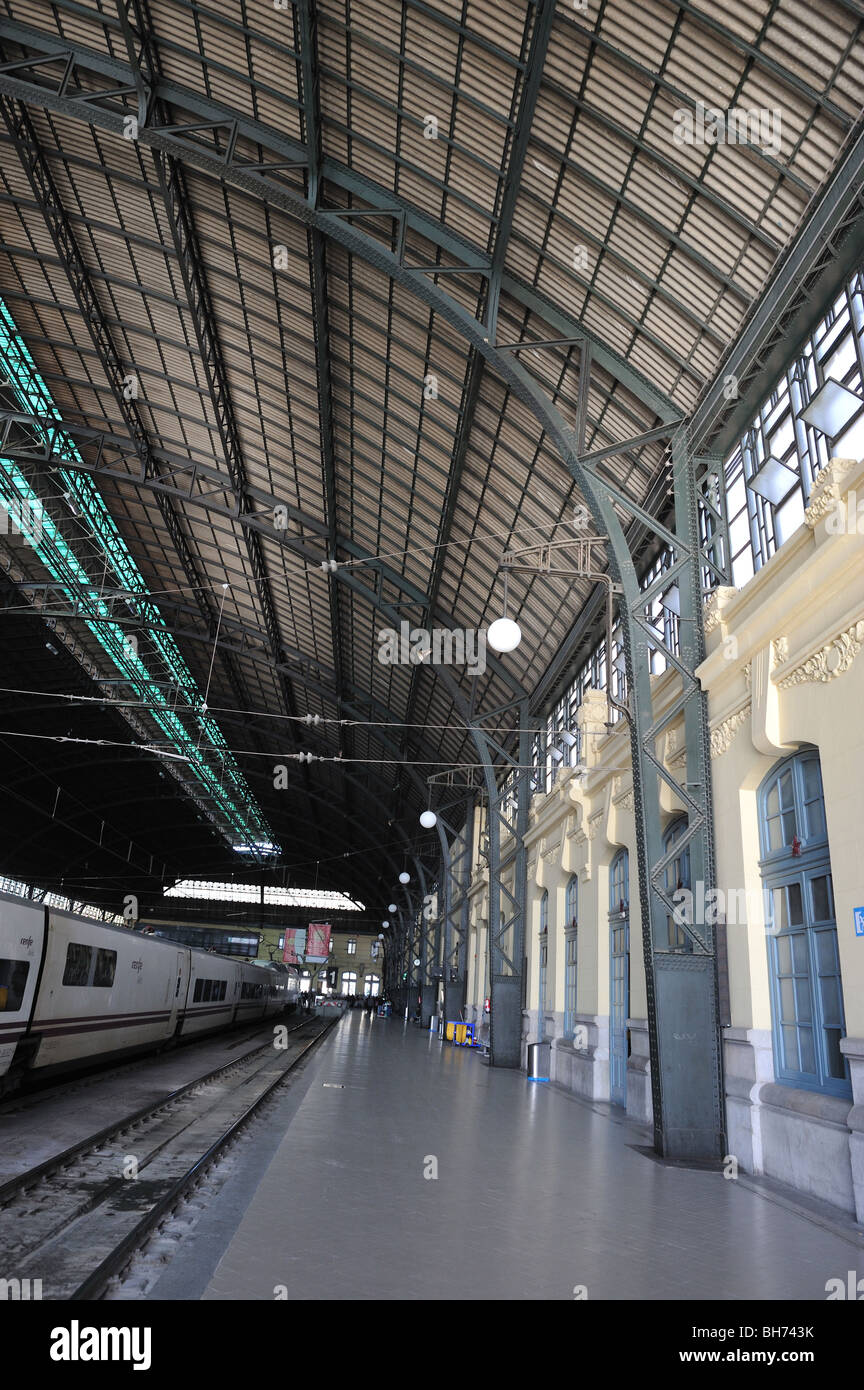 Innenraum des Bahnhofs mit angehaltenen Zug und leere Plattform. Vertikale Position Abbild Stockfoto