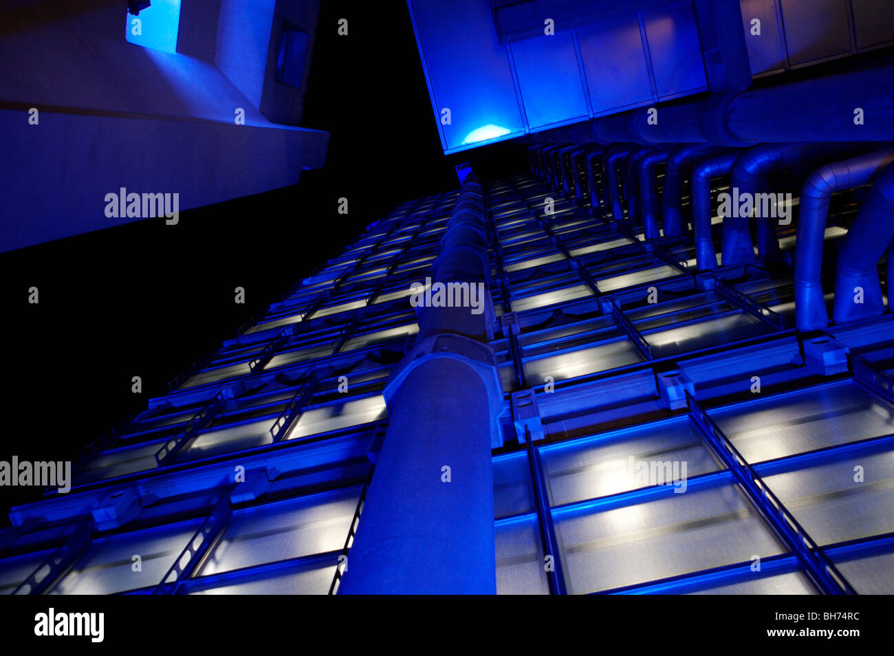 dunkle Zukunft Glas Bibliothek Lloyds London Gebäude nachschlagen Metalnacht Rohre Windows blau Stockfoto