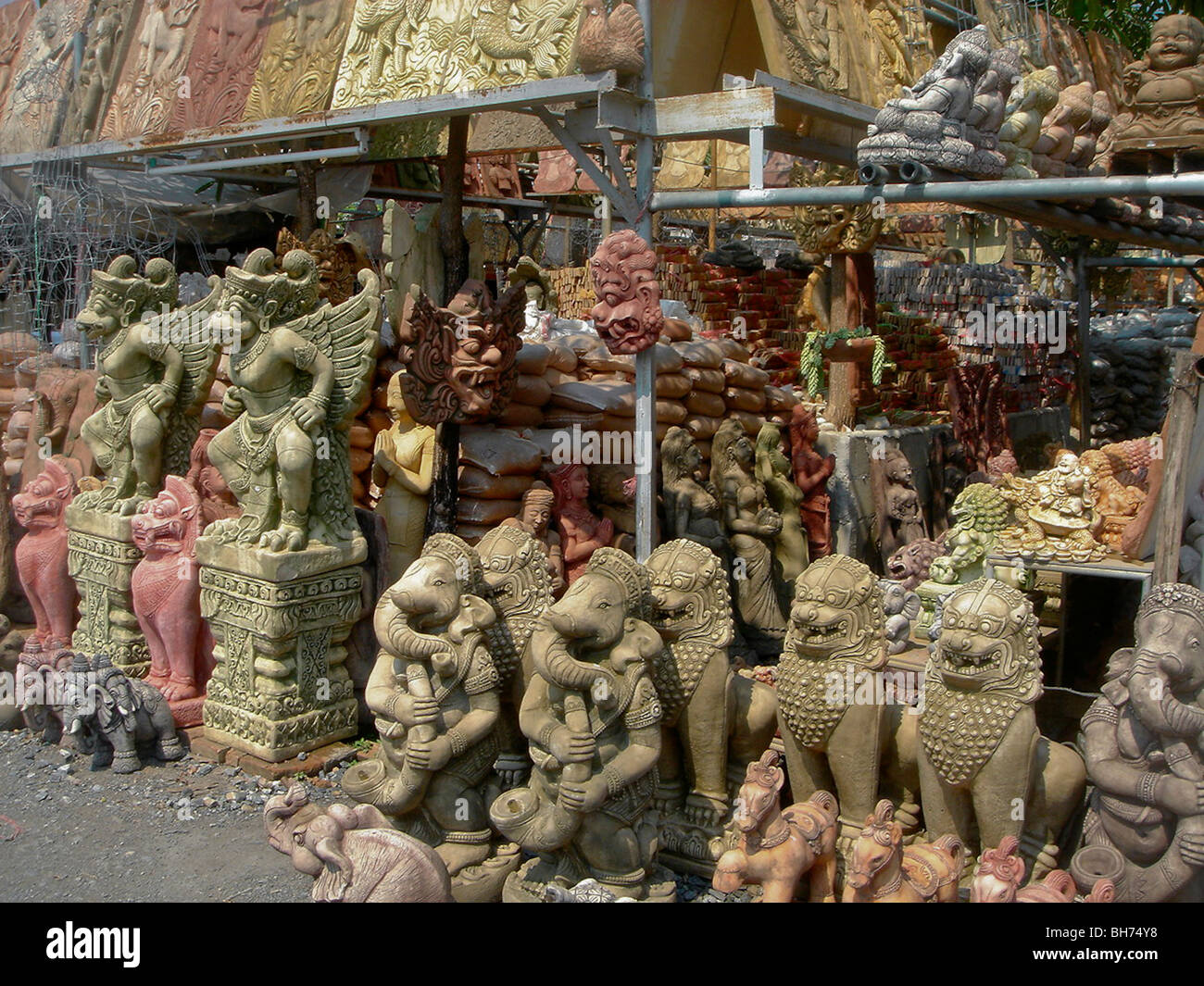 Thailand, traditionellen geschnitzten Holzskulpturen im Store zum Verkauf an Touristen Stockfoto