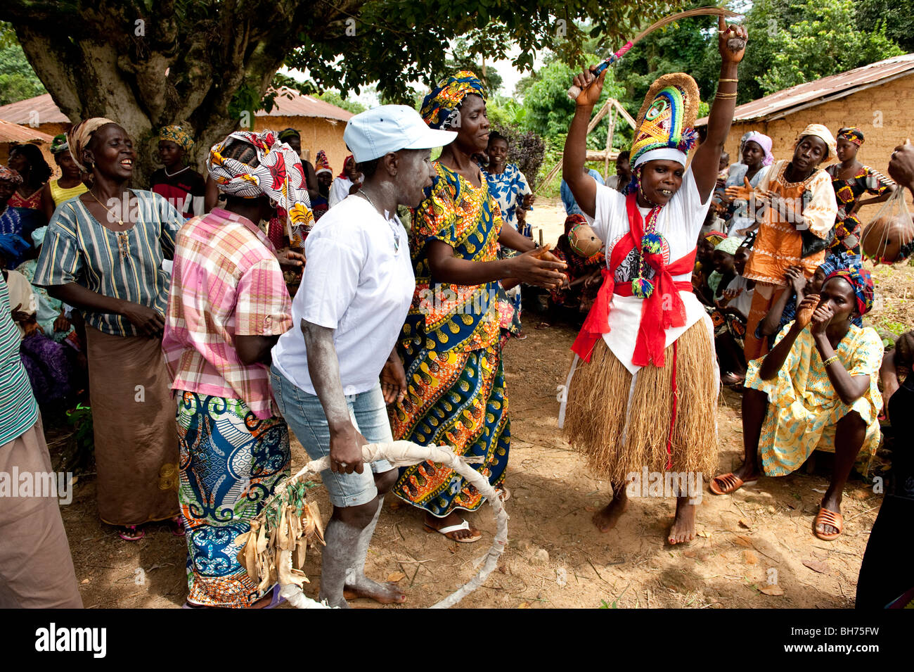 Traditionelle Tänzer in Tinkoko Sierra Leone Afrika Stockfoto