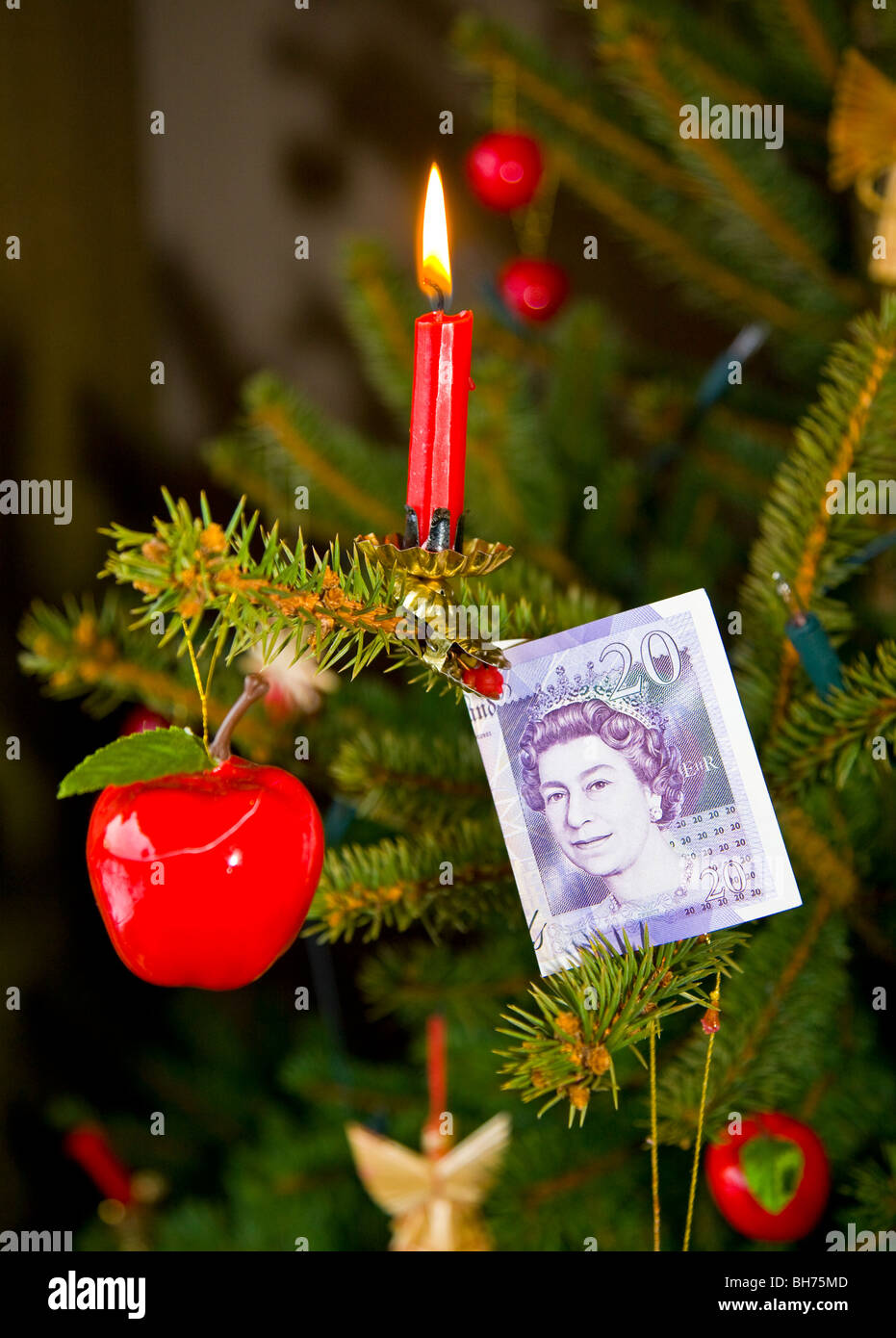 Zwanzig Pfund Banknote auf einem Weihnachtsbaum Stockfoto