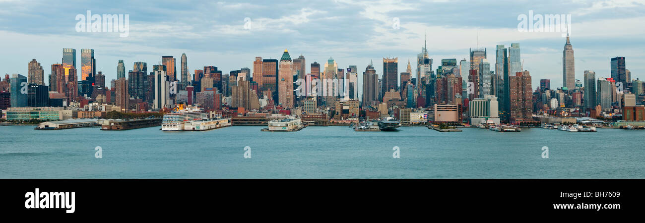 USA, New York City, Manhattan, Panoramablick von Midtown Manhattan über den Hudson River Stockfoto