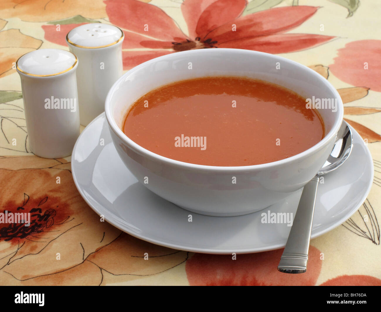 Schüssel mit Tomatensuppe Stockfoto