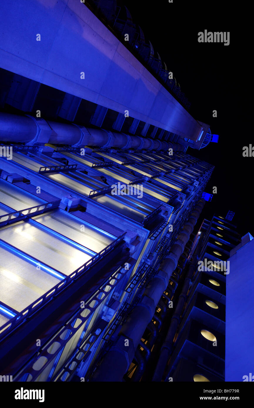 dunkle Zukunft Glas Bibliothek Lloyds London Gebäude nachschlagen Metalnacht Rohre Windows blau Stockfoto