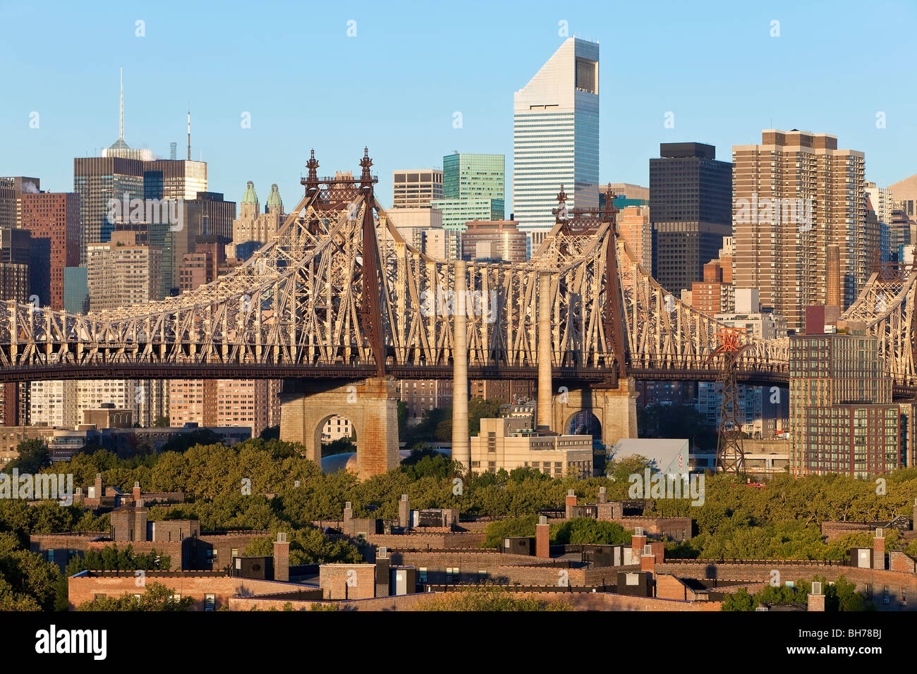 USA, New York, Queensboro Bridge, die Skyline von Manhattan aus Queens - beleuchtet im Morgengrauen betrachtet Stockfoto