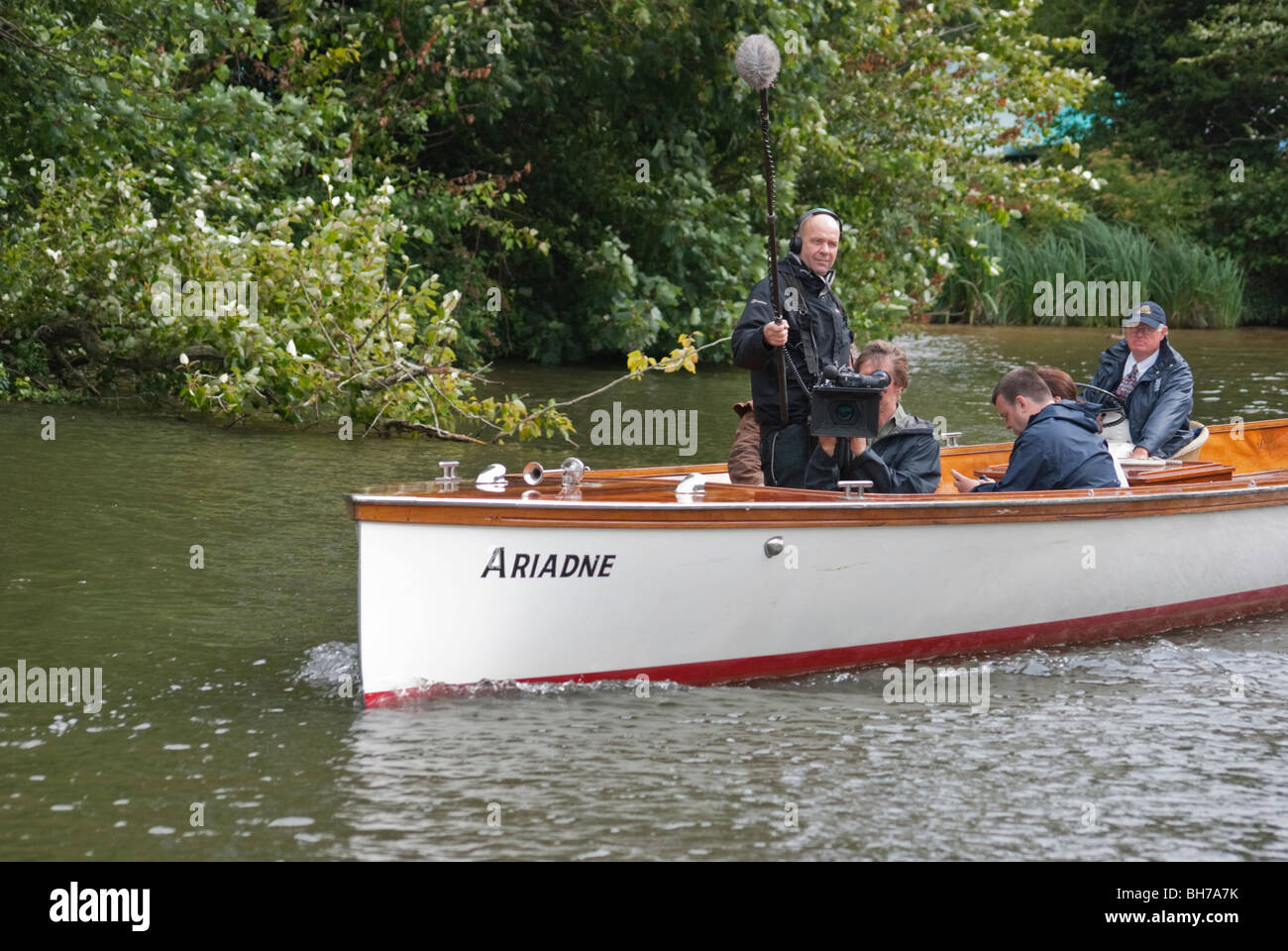 TV-Kamerateam Filmen aus einem fahrenden Boot auf der Themse in Oxfordshire während der jährlichen Swan Upping. Stockfoto