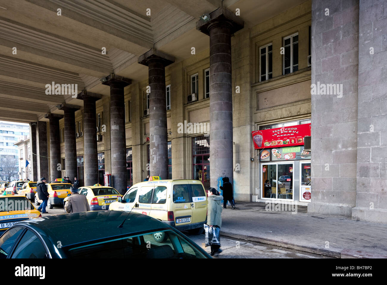 Kabinen und Reisende vor dem Haupteingang des Hauptbahnhofs Gara de Nord in Bukarest Rumänien Stockfoto