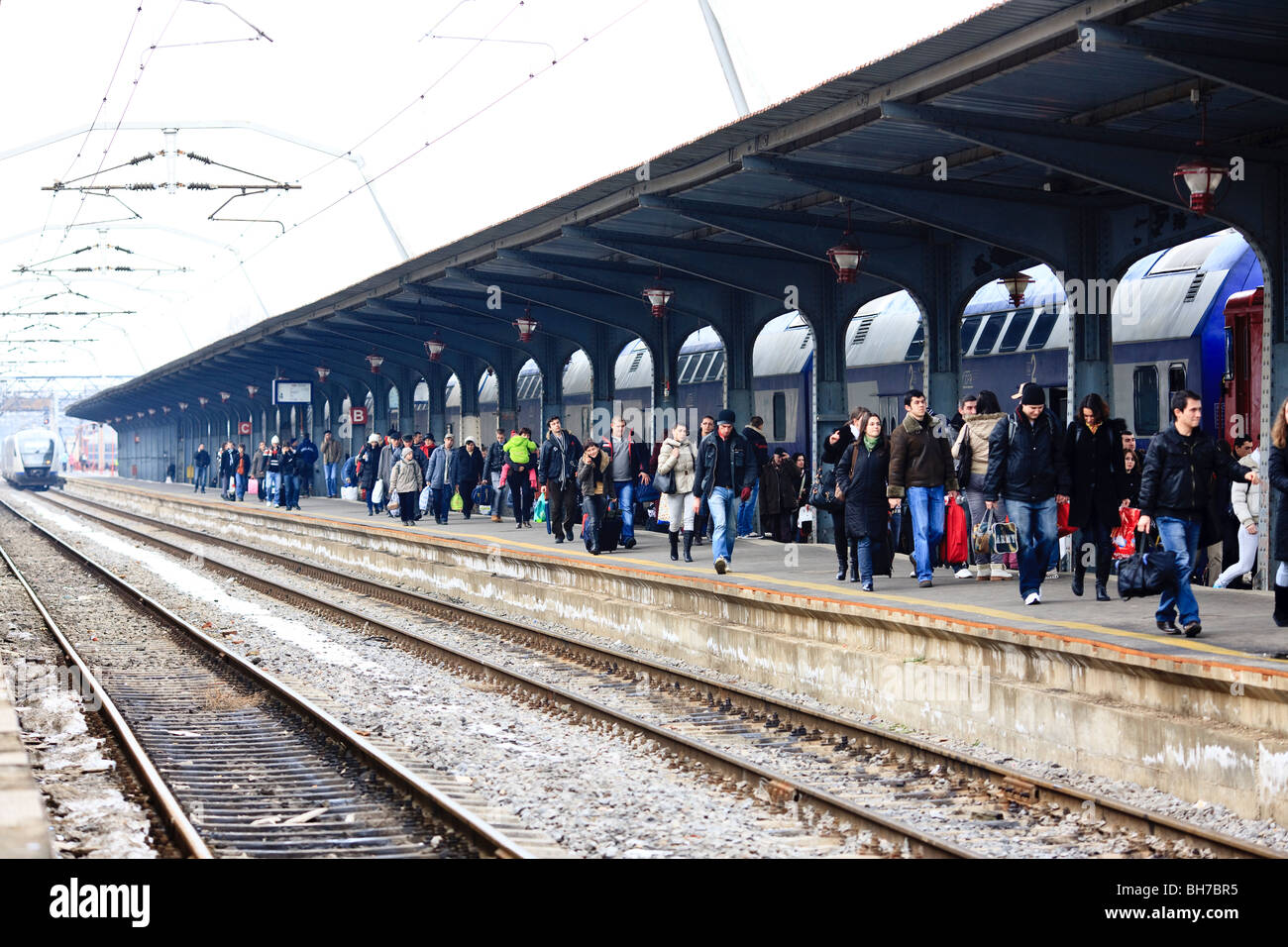 Reisende aus Zug im Hauptbahnhof Gara de Nord in Bukarest Rumänien ausgeschifft Stockfoto