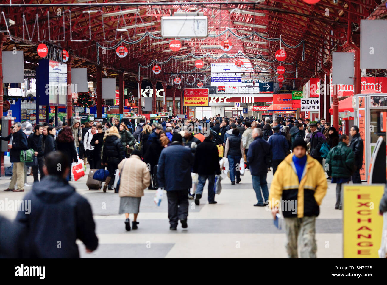 Reisende im Hauptbahnhof Gara de Nord in Bukarest Rumänien Stockfoto