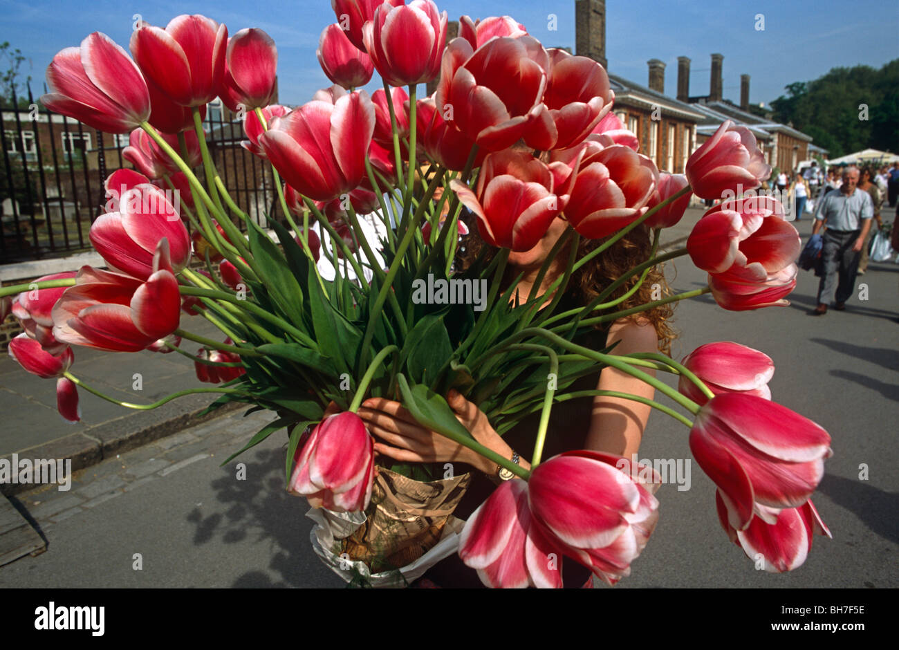 Ein Pflanze und Blume Käufer geht weg von der Royal Horticultural Society Chelsea Flower Show am letzten Messetag. Stockfoto