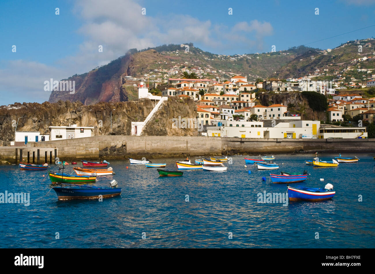 500 m (1600 ft) Klippen ragen hinter dem Hafen und Dorf von Camara de Lobos in der Nähe von Funchal, Madeira Stockfoto