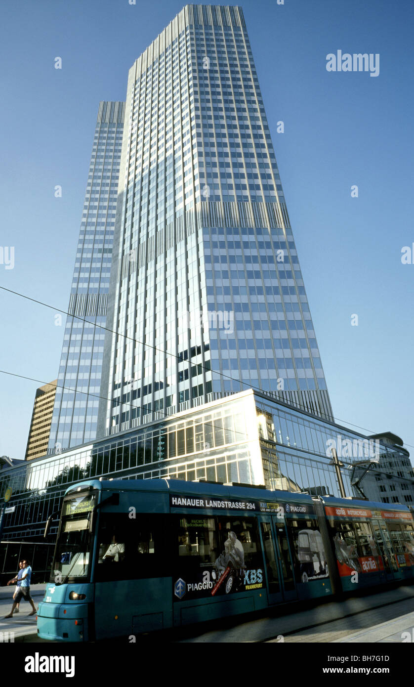 Straßenbahn Linie 11, vorbei an der Europäischen Zentralbank (EZB) zentrale Gebäude in der deutschen Stadt Frankfurt. Stockfoto