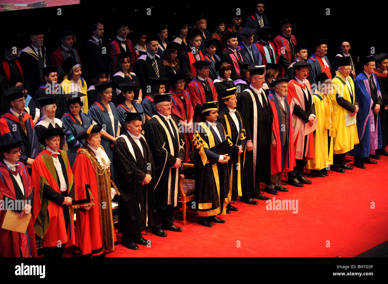 Die University of Sussex Kanzler Sanjeev Bhaskar Mittelpunkt zu Beginn des Winter-Abschlussfeier in Brighton Dome Stockfoto