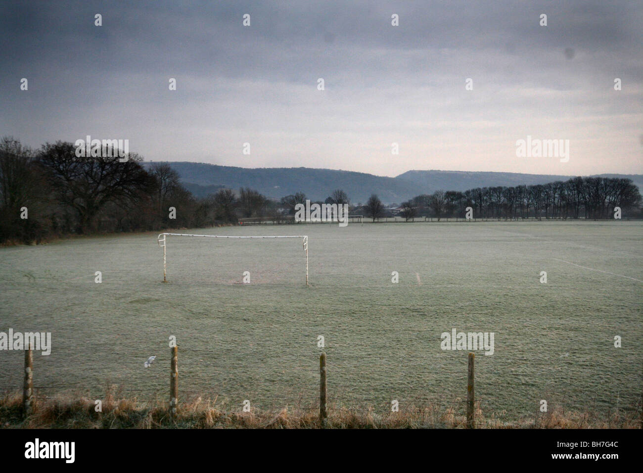 Eine gefrorene Fußballplatz Sharpham Road, Cheddar, Somerset. Stockfoto