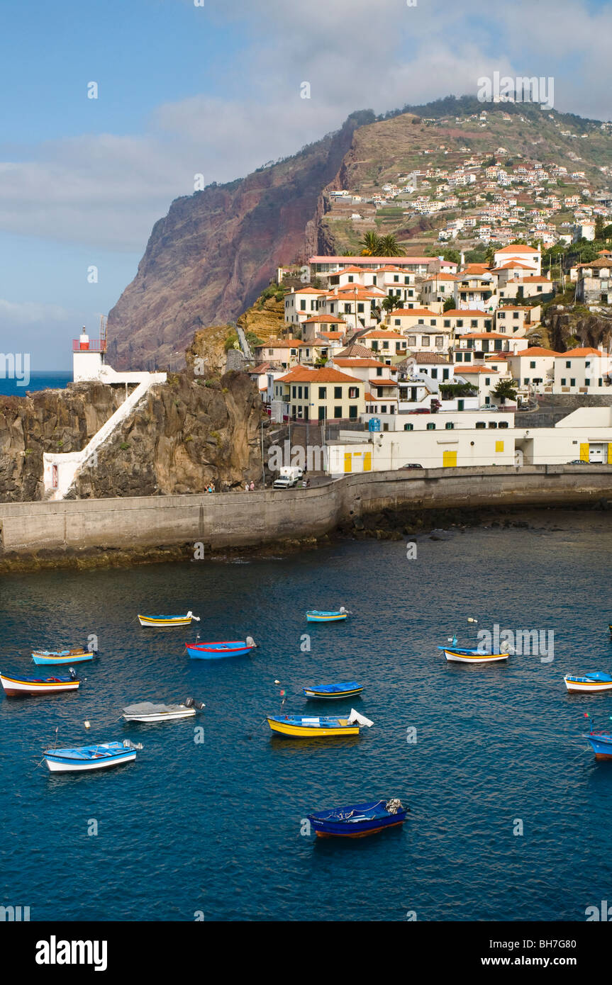 500 m (1600 ft) Klippen ragen hinter dem Hafen und Dorf von Camara de Lobos in der Nähe von Funchal, Madeira Stockfoto
