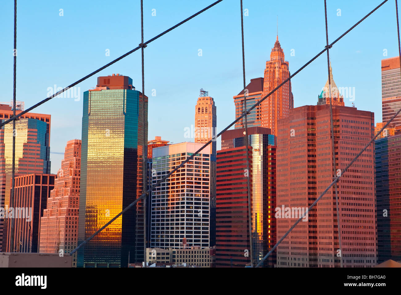 USA, New York City, Manhattan, Downtown Financial District Skyline der Stadt angesehen von der Brooklyn Bridge in der Dämmerung Stockfoto