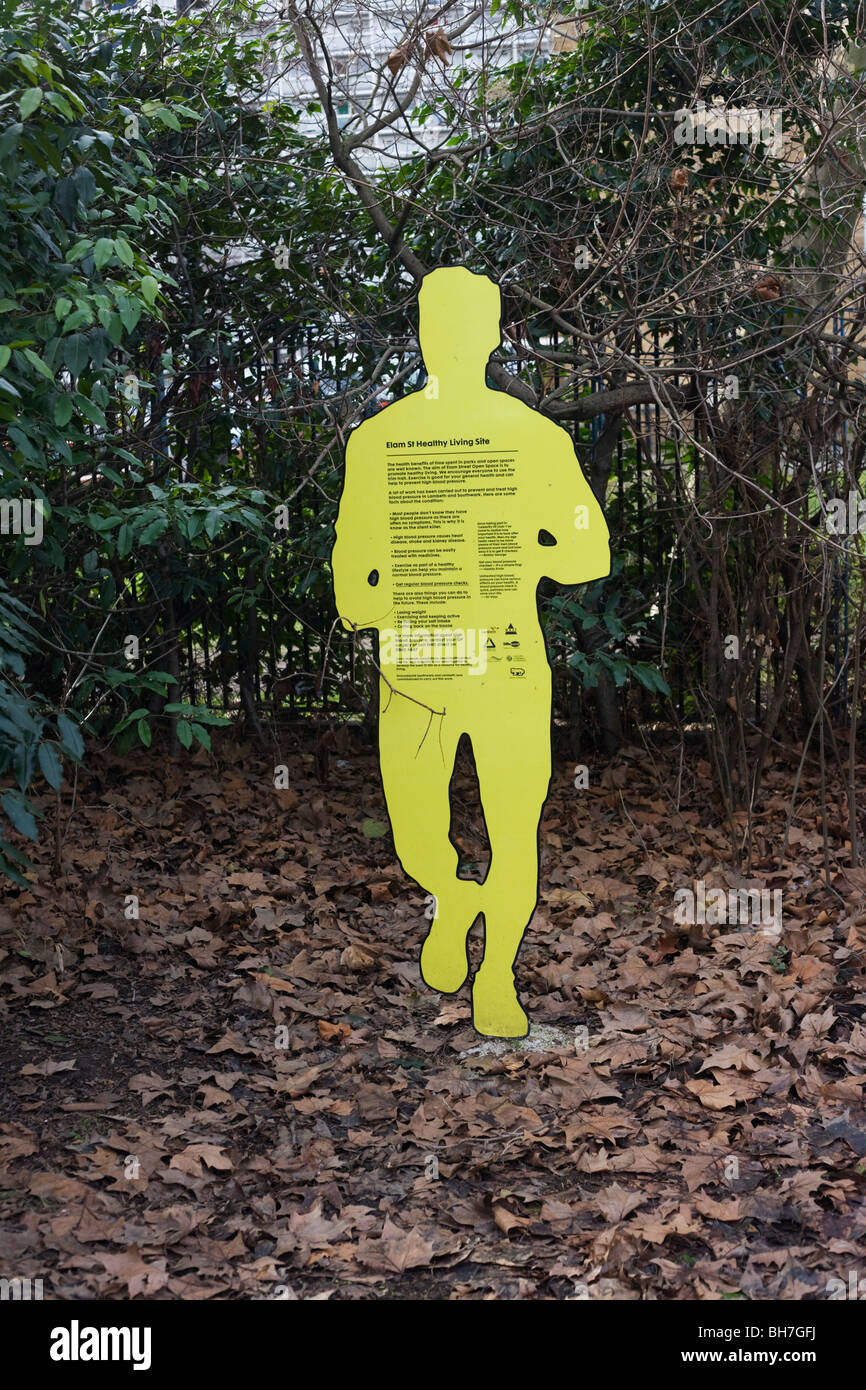 Die Silhouette eines laufenden Mannes in einem öffentlichen Park im Süden London sagt Fitness-Fanatiker die Vorteile der gesunden Bewegung. Stockfoto