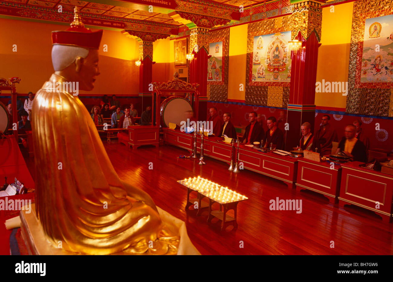 Anhänger des tibetischen Buddhismus zu engagieren, in der Puja oder Gebet, an der Kagyu Samye Ling Kloster und Tibetan Centre in Schottland Stockfoto